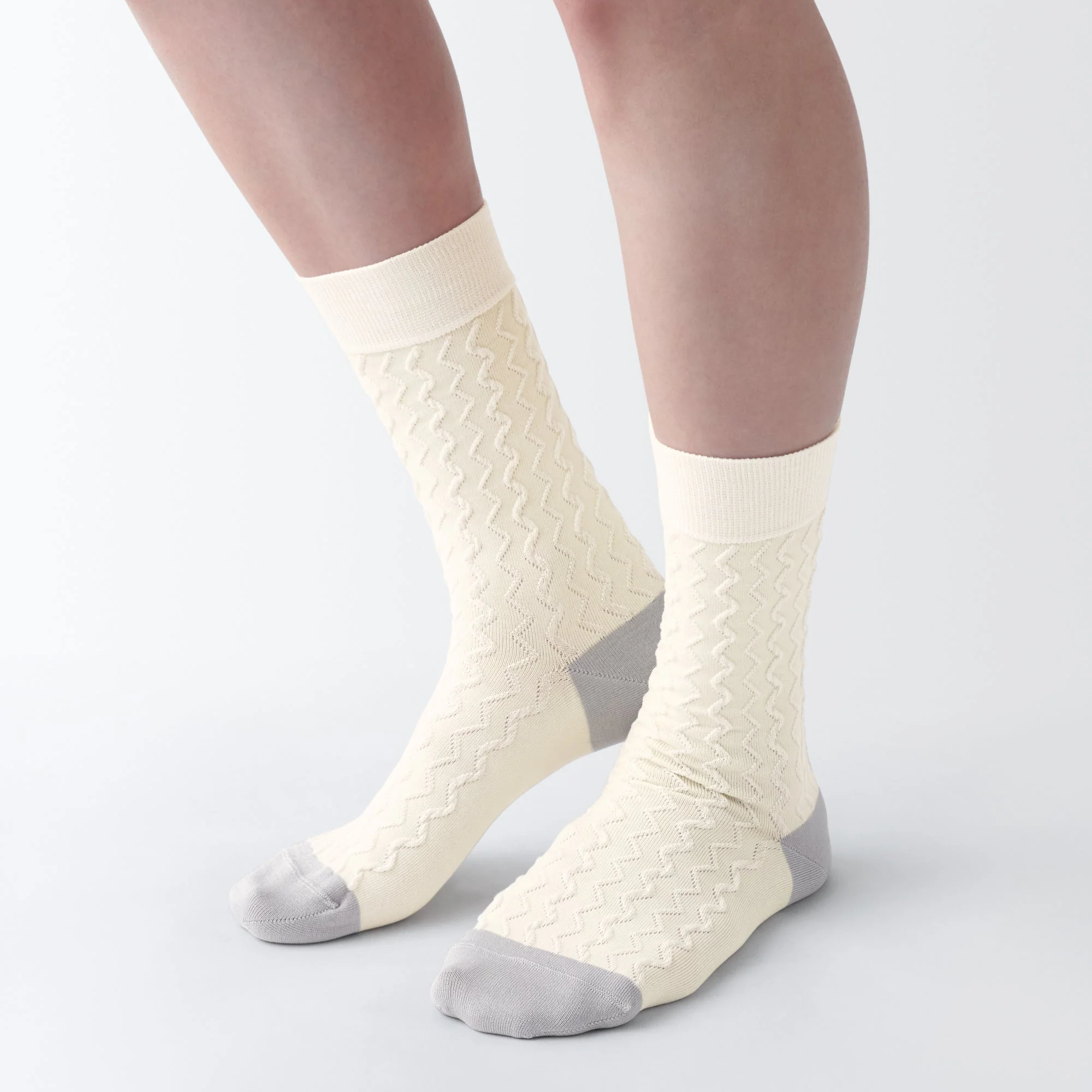 Lustrous Cotton Yarn Pattern Stitch Socks - Image 3