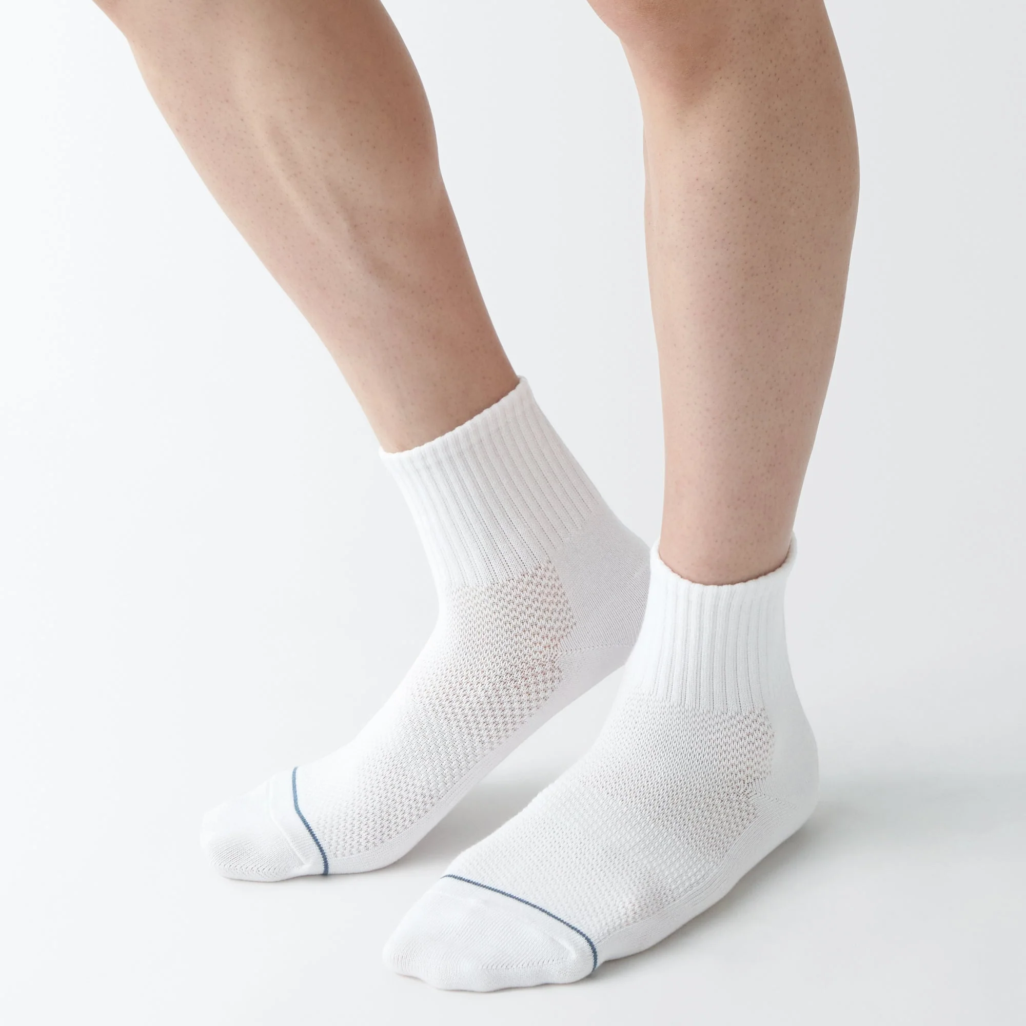 Right Angle Breathable Mesh Short Socks - Image 2
