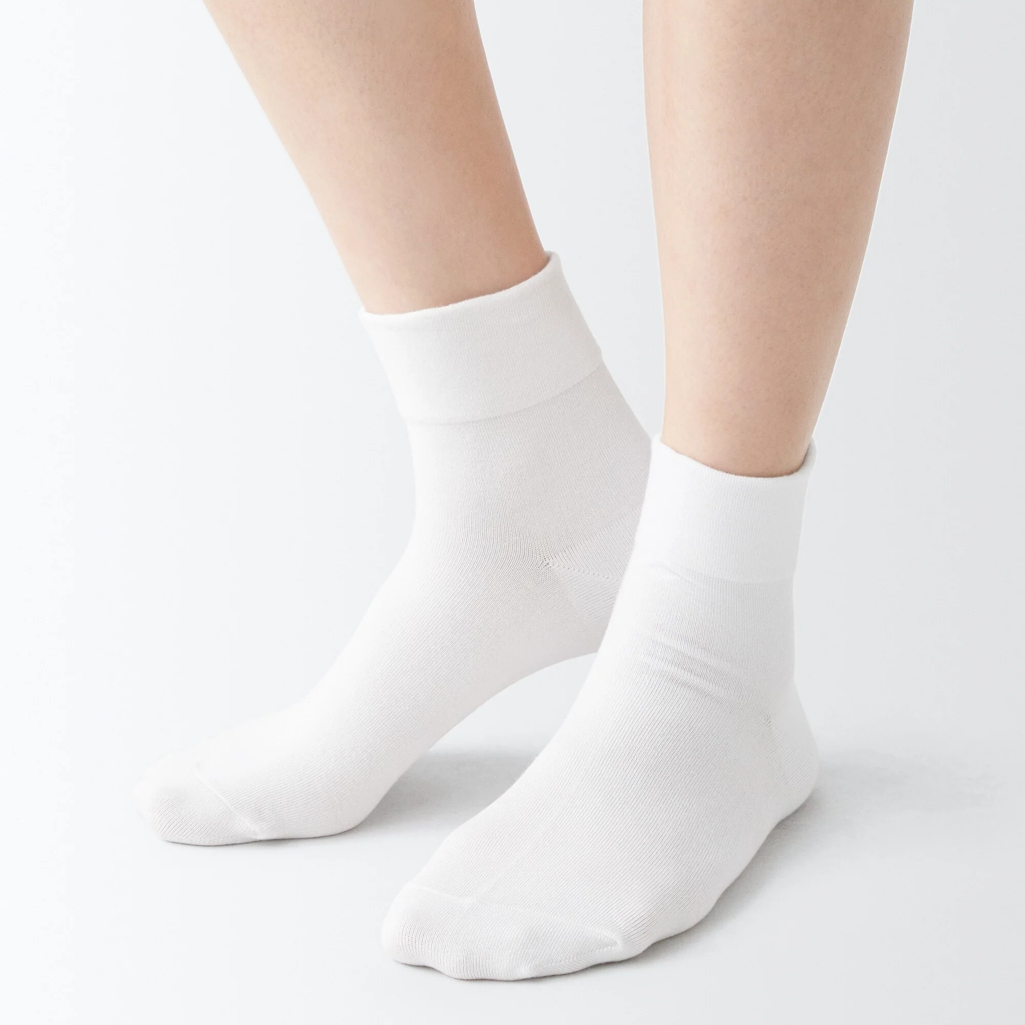Right Angle Loose Top Short Socks - Image 5