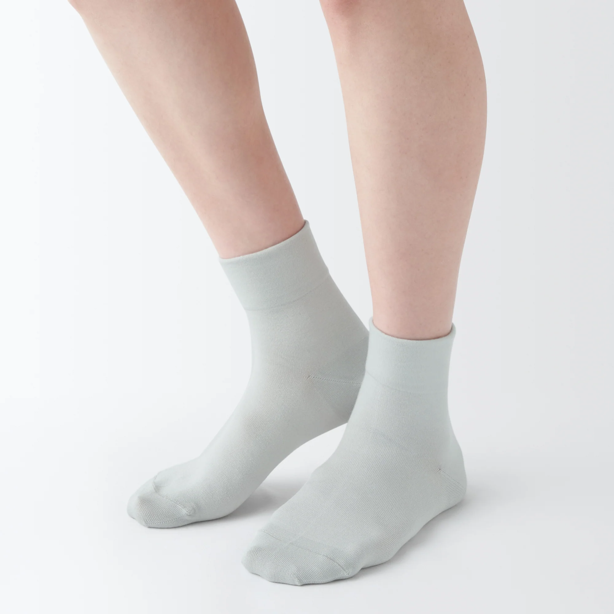 Right Angle Loose Top Short Socks - Image 7