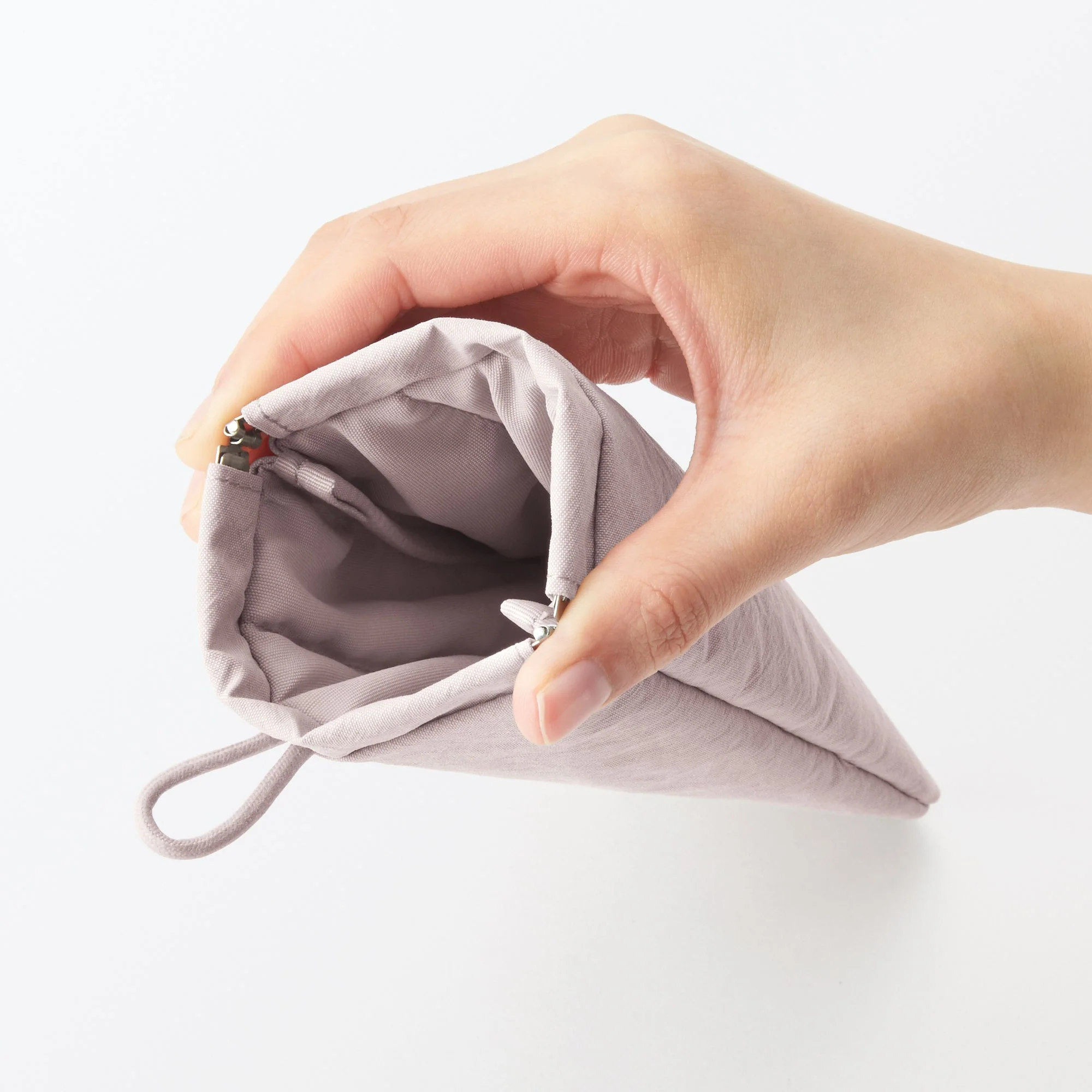 Wrinkled Nylon Self-Closing Flat Pouch - Medium - Image 10