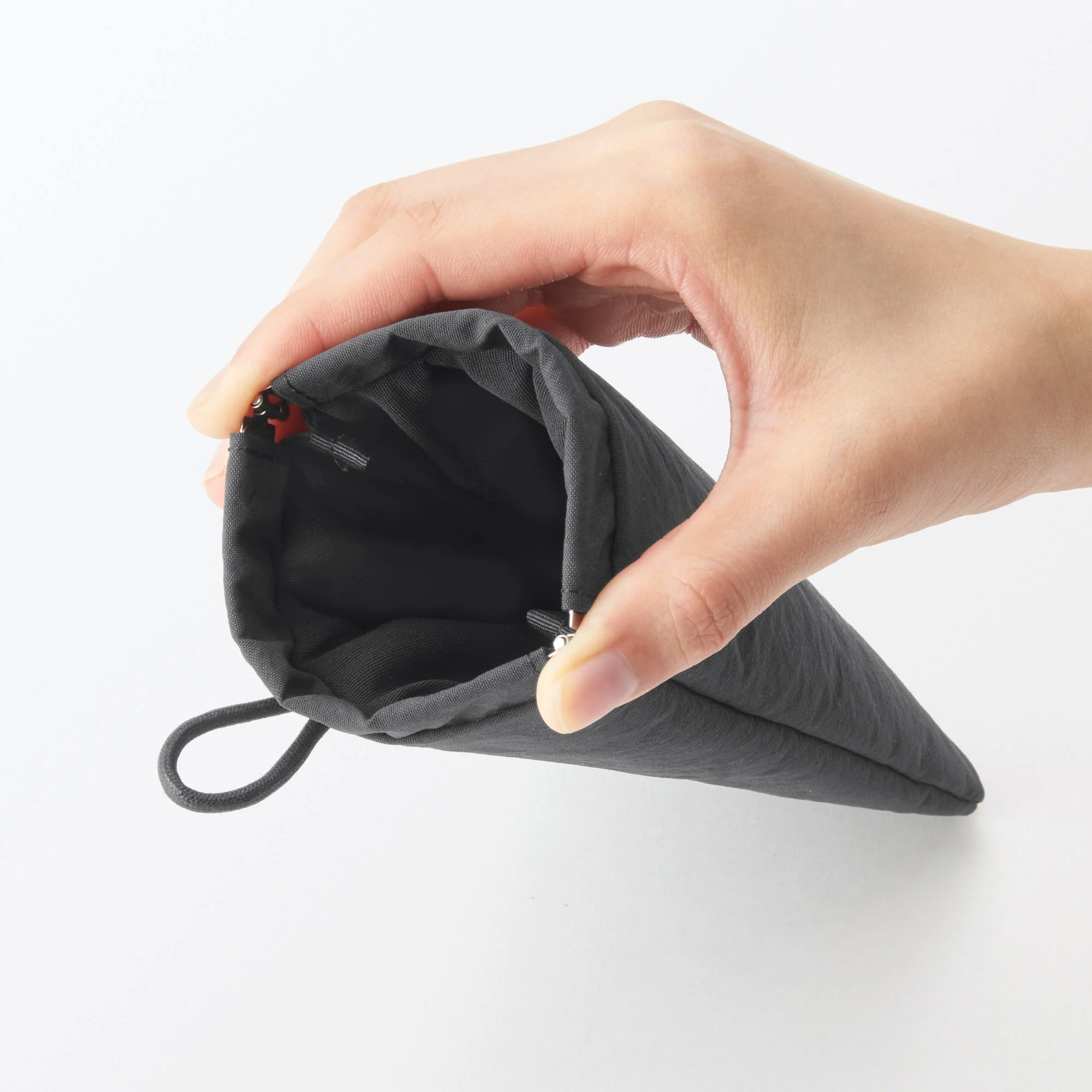 Wrinkled Nylon Self-Closing Flat Pouch - Medium - Image 17